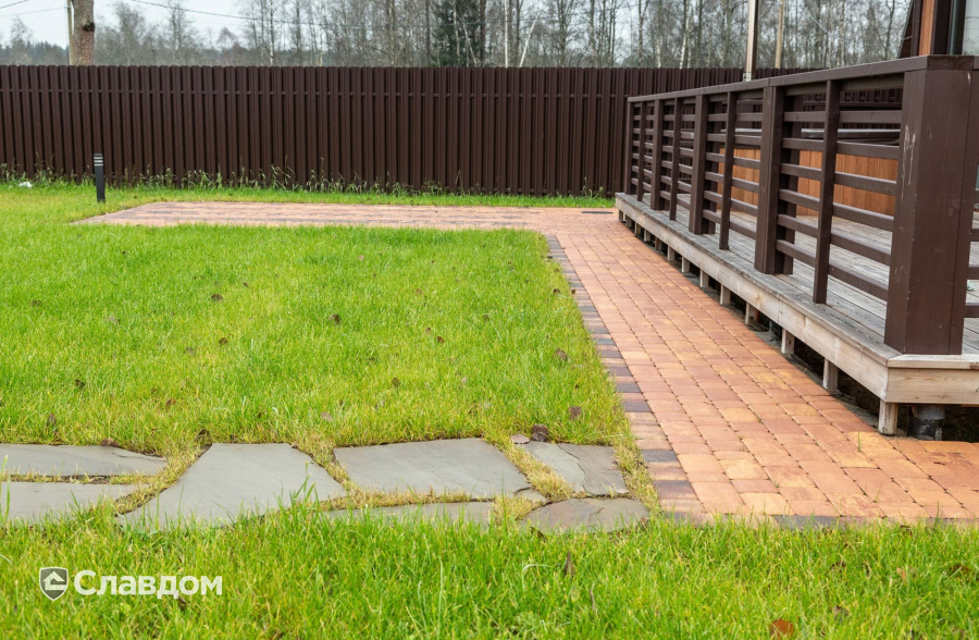 Частный дом в Ленинградской области с мощением плиткой Braer Классико