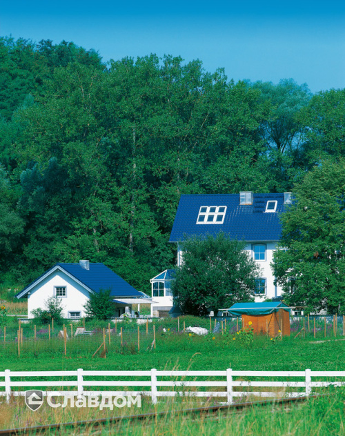 Дом в лесу с крышей из черепицы Creaton Futura Dunkelblau