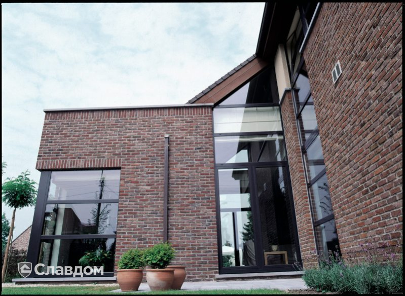 Частный дом во Фландрии с облицовкой кирпичом Terca Paarsblauw