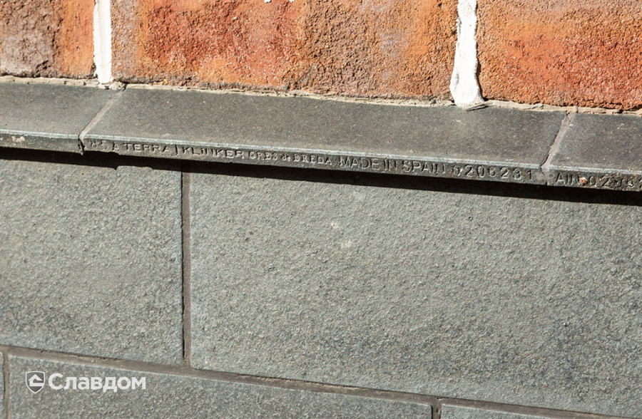 Частный дом с облицовкой плиткой Roben Formback Buntgeflammt