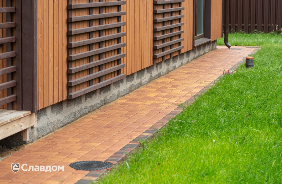 Частный дом в Ленинградской области с мощением плиткой Braer Классико