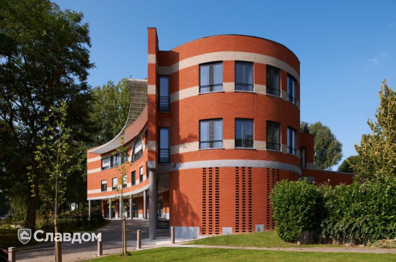 Офис с облицовкой кирпичом Terca Donkerrood и Forum Prata