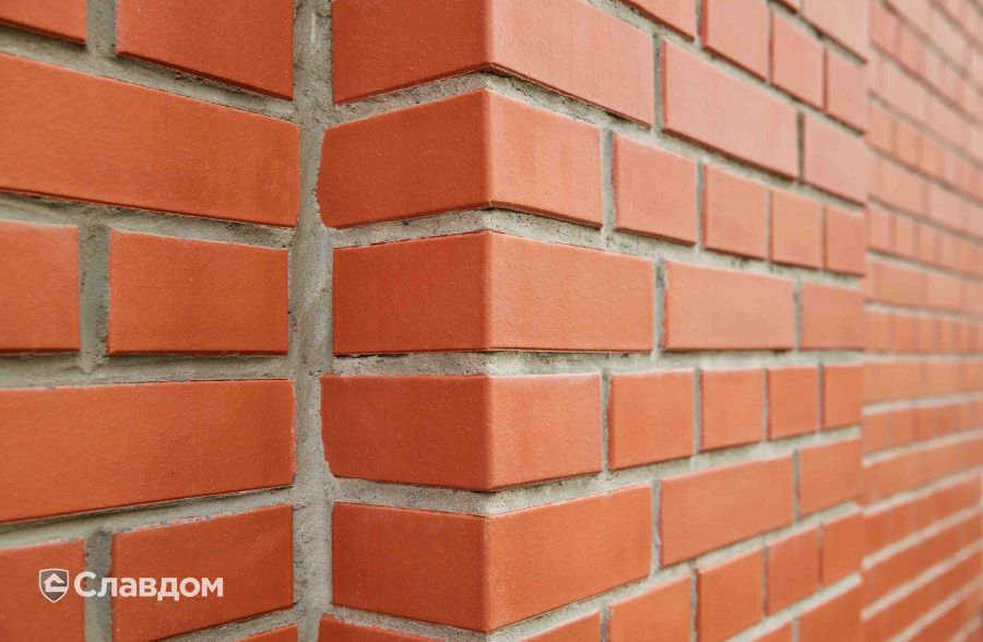 Детский сад с фасадом из полнотелого красного кирпича ЛСР