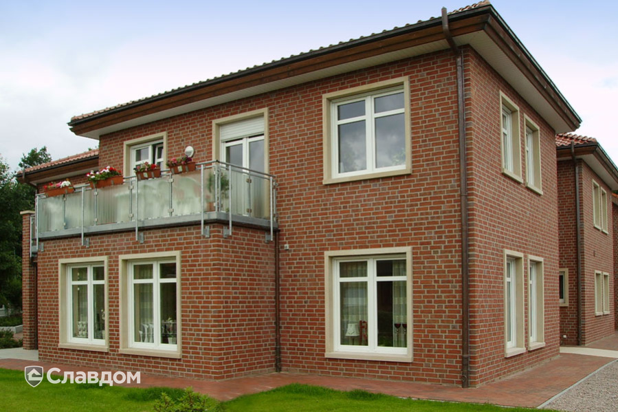 Частный дом с облицовкой кирпичом Roben Wiesmoor hellrot bunt