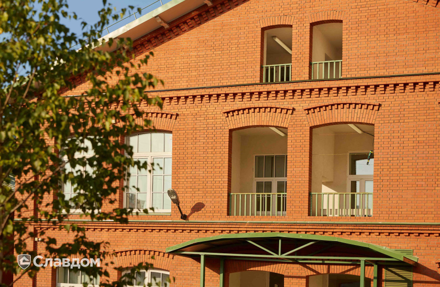 Детский сад с фасадом из полнотелого красного кирпича ЛСР