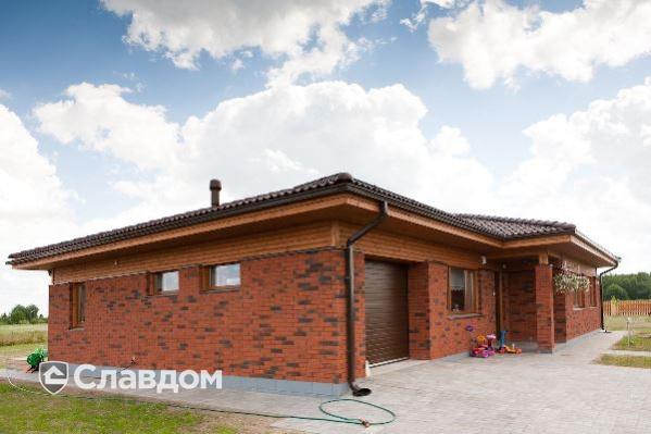 Коттедж с облицовкой кирпичом Terca Flame Red шероховатый