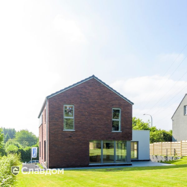 Частный дом с облицовкой кирпичом Terca Iluzo Paars