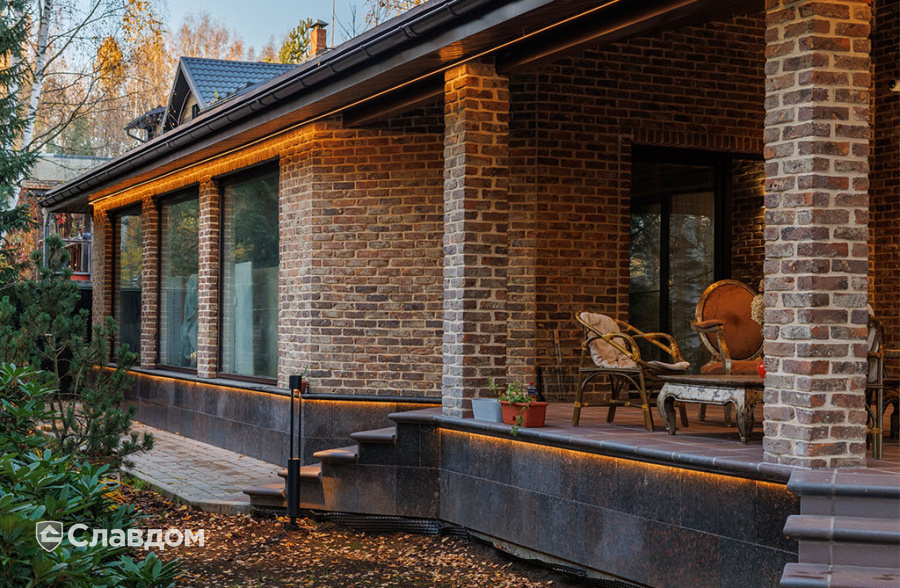 Частный дом с облицовкой кирпичом ручной формовки Сафоново Клинкер №9
