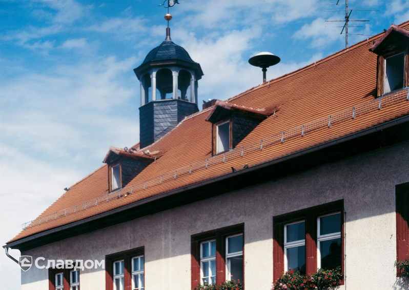 Ратуша с крышей из черепицы Creaton Biber Klassik Naturrot