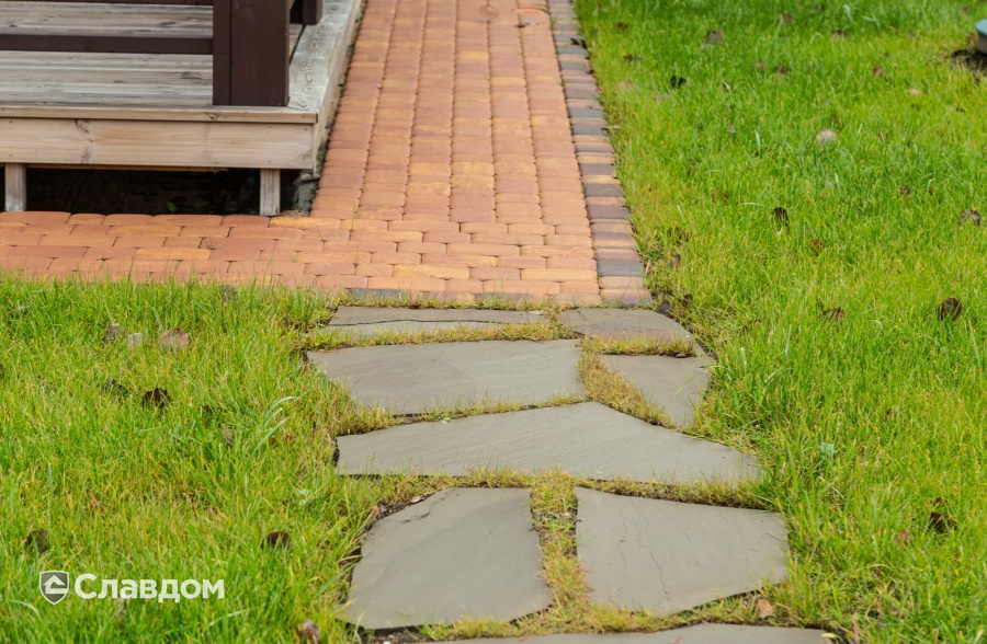 Частный дом в Ленинградской области с мощением плиткой Braer Классико