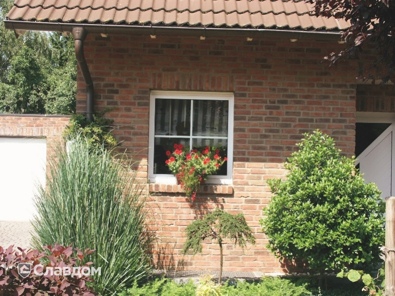 Двухэтажный дом с мансардой с облицовкой из кирпича Terca Kastanjebruin