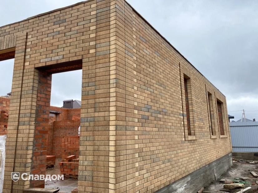 Строящийся дом с использованием кирпича Славянский КЗ Мадрид Кроста