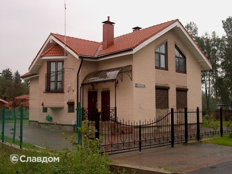 Частный дом с облицовкой кирпичом Terca Hilla каре