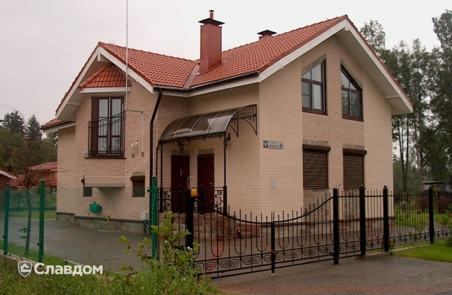 Частный дом с облицовкой кирпичом Terca Hilla каре