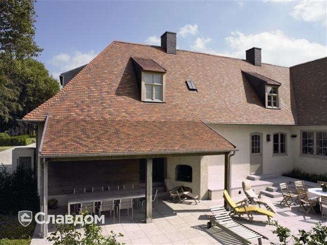 Загородный дом с применением керамической черепицы Koramic Patrimony Handcrafted Plain Tile Kent Red, Vineyard Black, Lichen Green