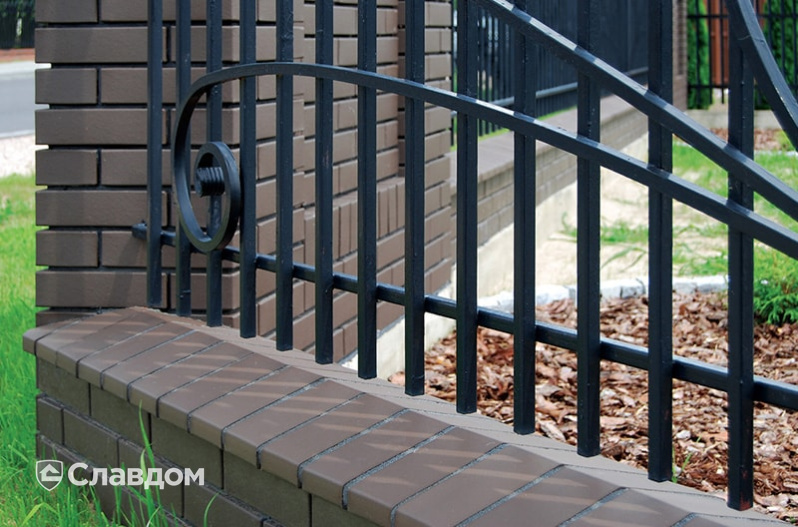 Забор частного дома с применением профильного кирпича и фасадной плитки King Klinker 03 коричневый