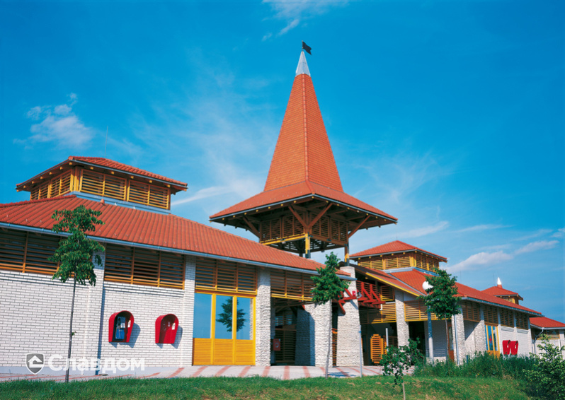 Здание ресторана с крышей из черепицы Creaton Biber Klassik Naturrot