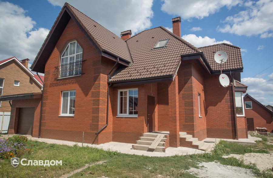 Дом с кованным балконом с облицовкой из кирпича Керамейя рубин