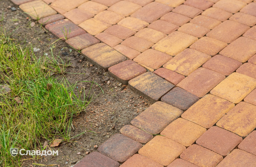 Частный дом в Ленинградской области с мощением плиткой Braer Классико