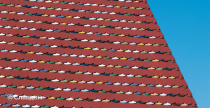 Крыша с узорами с черепицей Creaton Biber Klassik Weinrot Glasiert