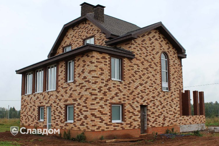 Двухэтажный частный дом с облицовкой кирпичом КС-Керамик 1НФ Шоколад гладкий, Персик гладкий, Лотос гладкий