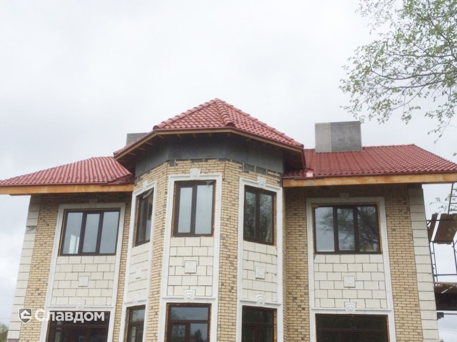 Частный коттедж с применением черепицы Braas Янтарь Вишня