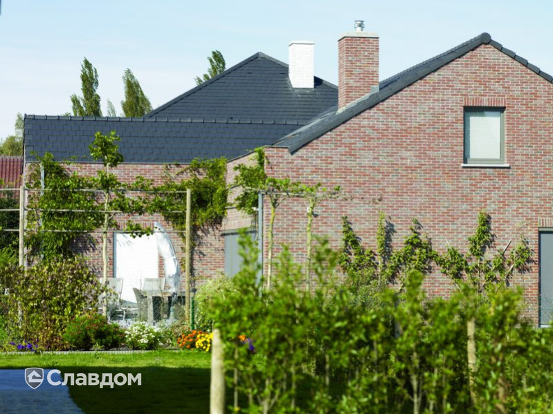 Частный дом в Кнесселаре с облицовкой кирпичом Terca Paarsblauw