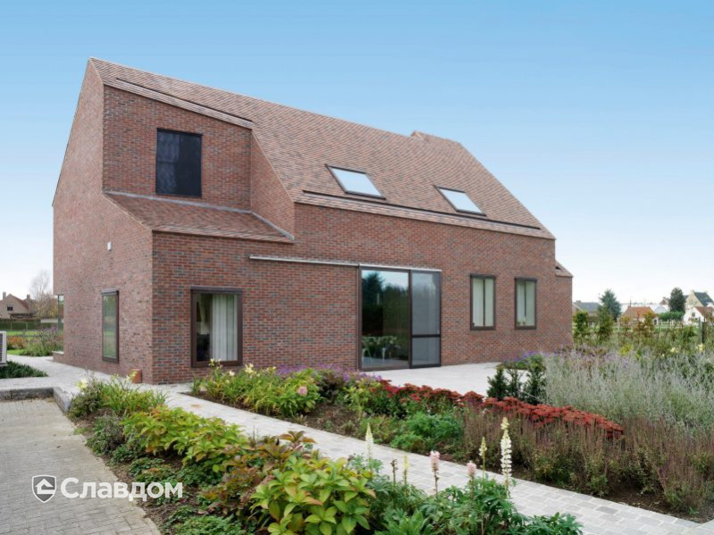 Частный дом в Анзегеме с облицовкой кирпичом Terca Paarsblauw