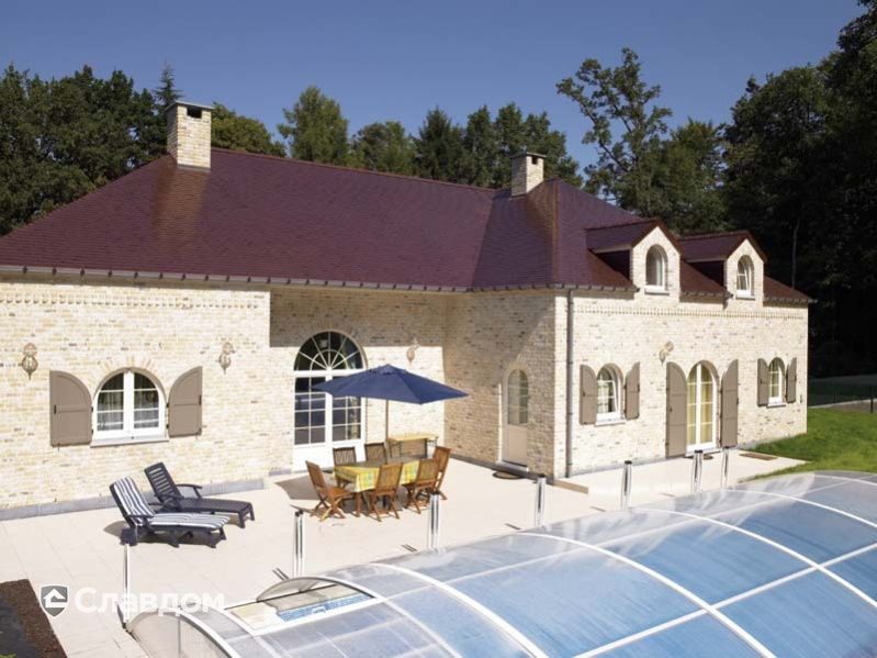 Жилой дом с применением керамической черепицы Koramic 301 Plain Tile Smooth Wine Red Glazed