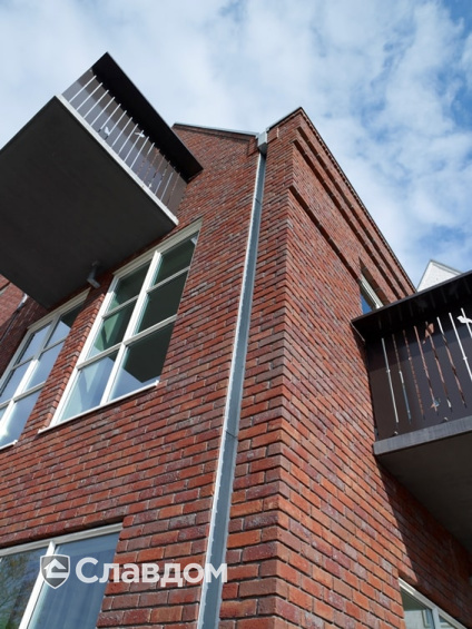 Малоэтажный жилой дом с облицовкой кирпичом Terca Heukelom