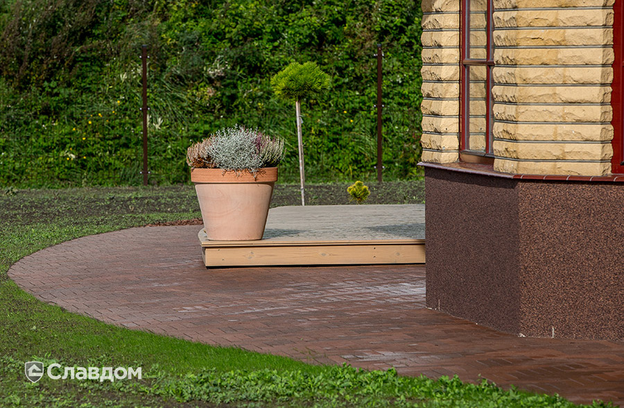Территория частного дома с применением брусчатки Penter Baltic Klinker Pavers Nuance STT65