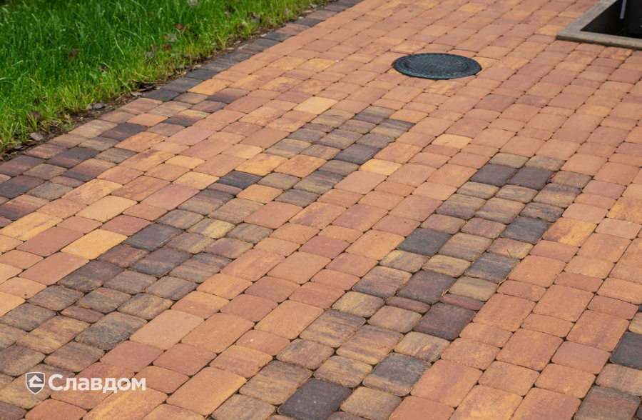 Частный дом в Ленинградской области с мощением плиткой Braer Классико