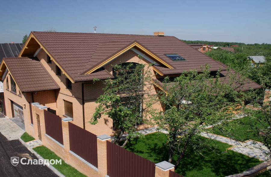 Двухэтажный дом с гаражом с покрытием крыши из композитной черепицы METROTILE МетроБонд кофе