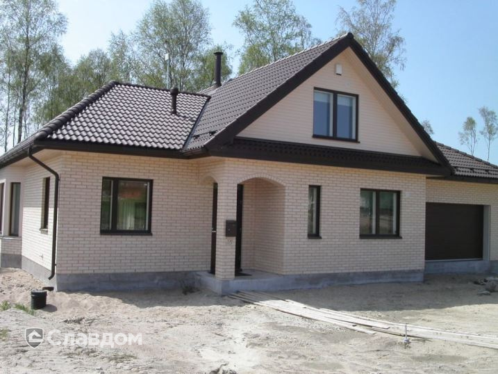 Коттедж с черной крышей с облицовкой кирпичом Terca Kuura гладкий