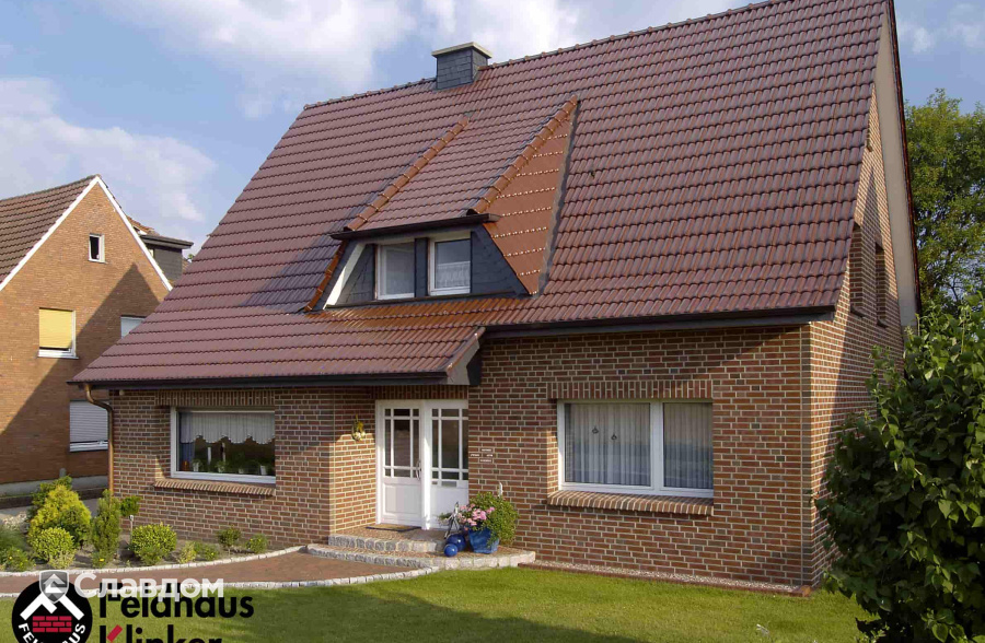 Частный дом с облицовкой кирпичом Feldhaus Kiinker 377 lava maron rustico