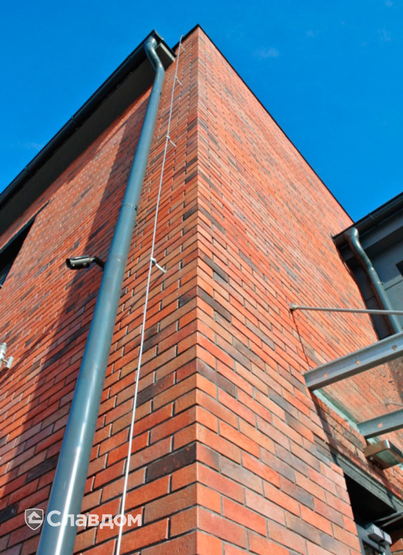 Офис с облицовкой фасадной плиткой Stroeher Zeitlos 353 eisenrost