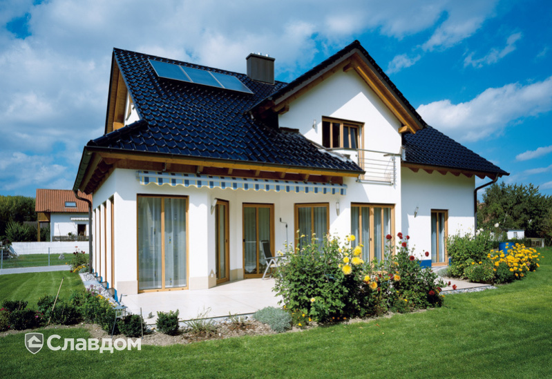 Жилой дом с крышей из черепицы Creaton Futura Dunkelblau и солнечными батареями