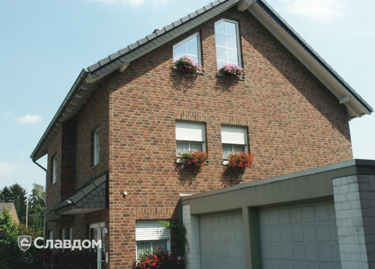 Двухэтажный коттедж с мансардой с облицовкой из кирпича Terca Kastanjebruin