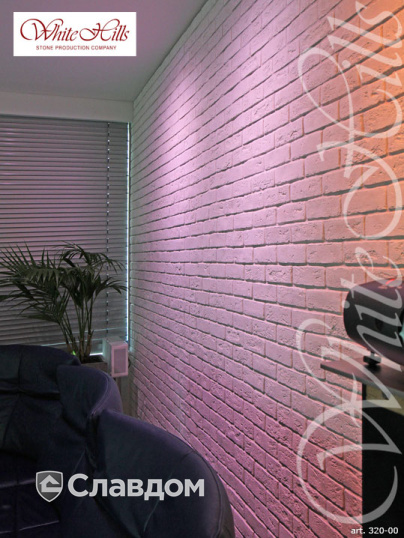 Гостиная с применением облицовочного камня White Hills Кельн брик 320-00