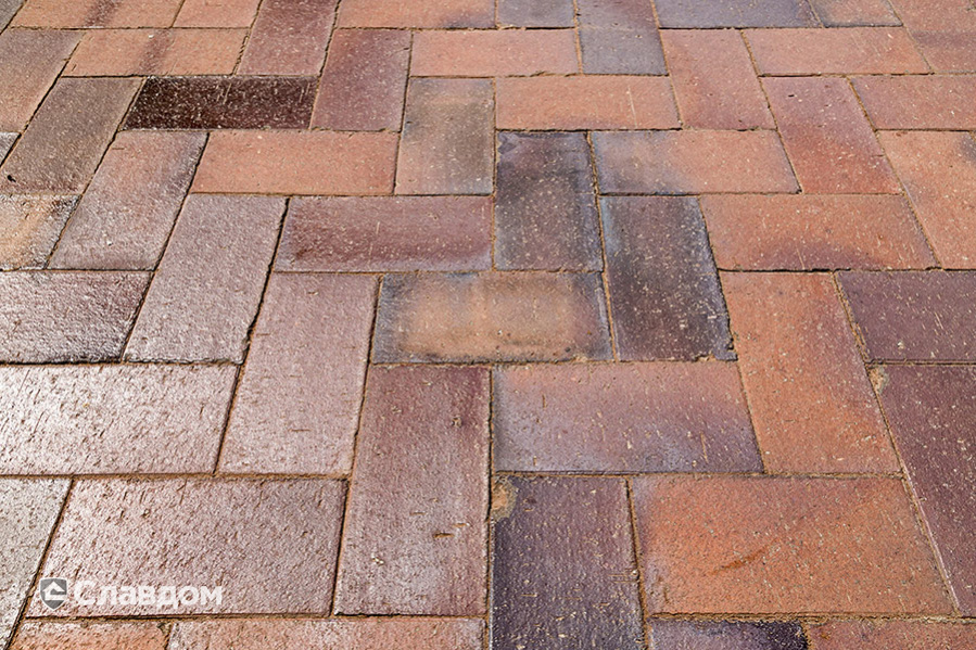 Пешеходная дорожка с применением брусчатки MUHR 04S Rotbraun-bunt special