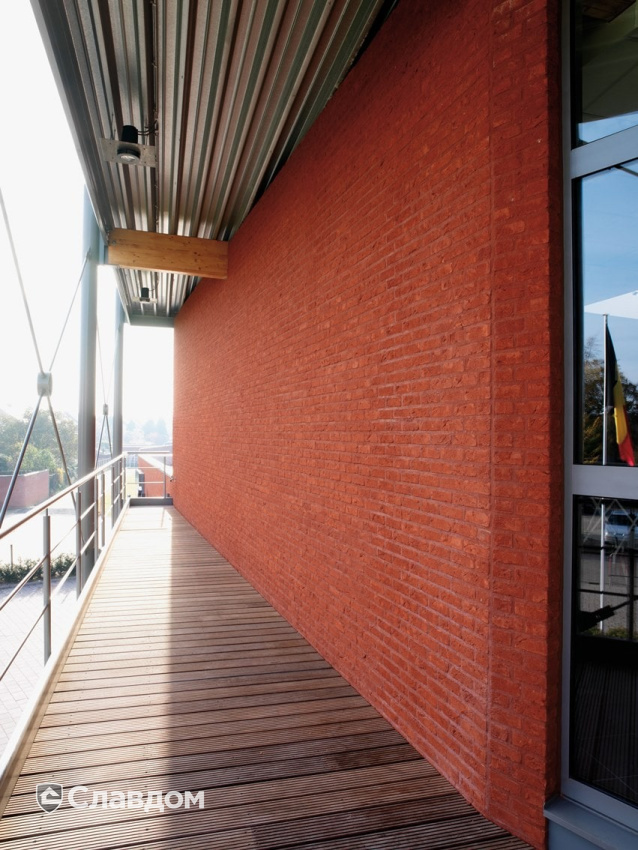 Общественное здание с облицовкой кирпичом Terca Spaans Rood