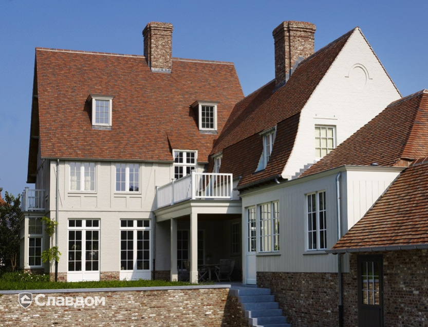 Трехэтажный дом с применением керамической черепицы Koramic Patrimony Handcrafted Plain Tile Kent Red, Vineyard Black, Lichen Green