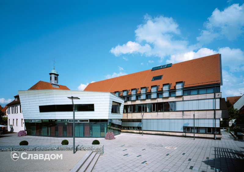 Современное здание с крышей из черепицы Creaton Domino Naturrot