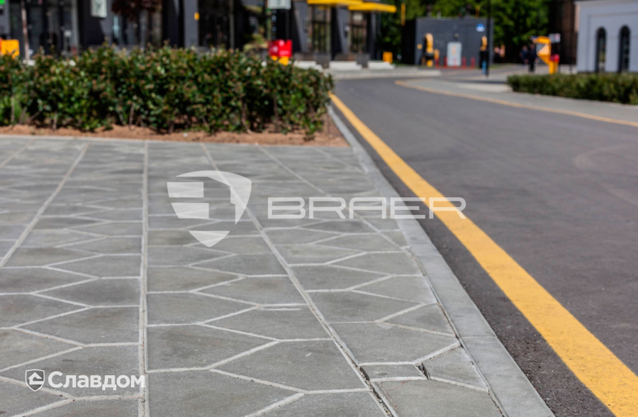 Территория "Хлебзавода", вымощенная тротуарной плиткой BRAER