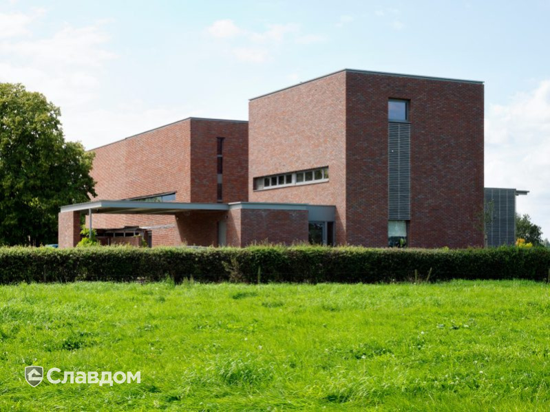 Частный дом в Экло с облицовкой кирпичом Terca Paarsblauw