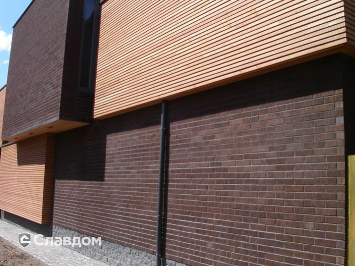 Двухэтажный дом с облицовкой кирпичом Terca Terra шероховатый