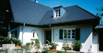 Частный дом с крышей из черепицы Creaton Biber Klassik Schieferton Engobiert