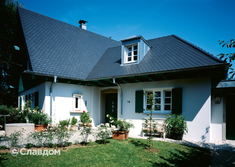 Частный дом с крышей из черепицы Creaton Biber Klassik Schieferton Engobiert