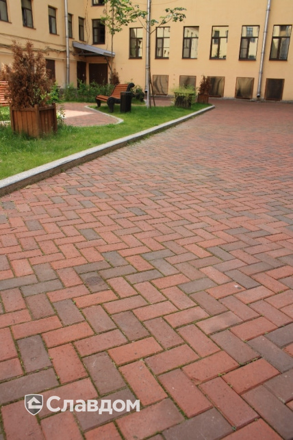 Жилой дом на углу наб. Фонтанки