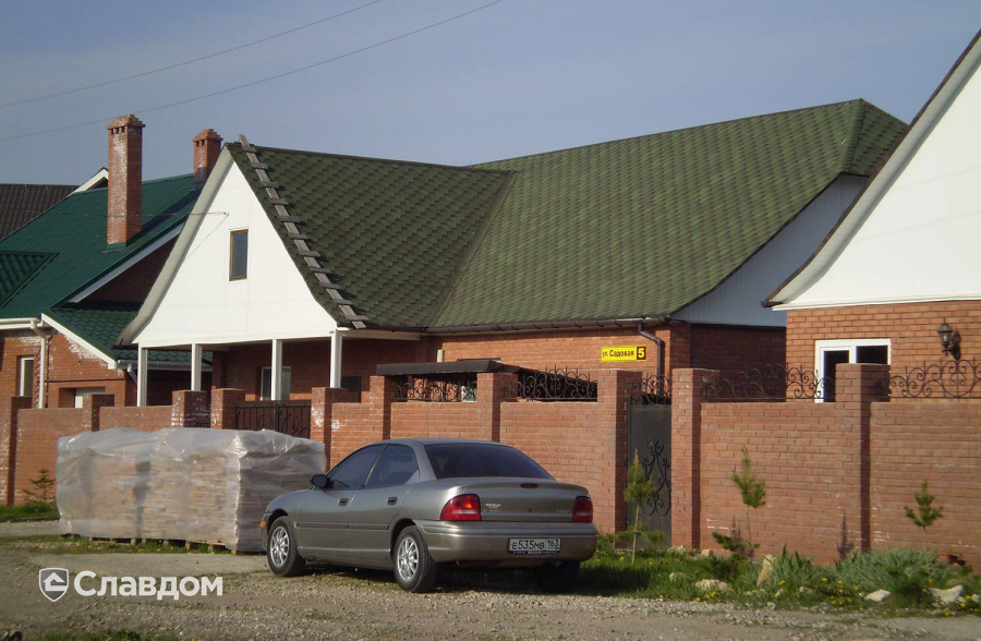 Коттедж с применением мягкой кровли TEGOLA Нордик Зеленый с отливом